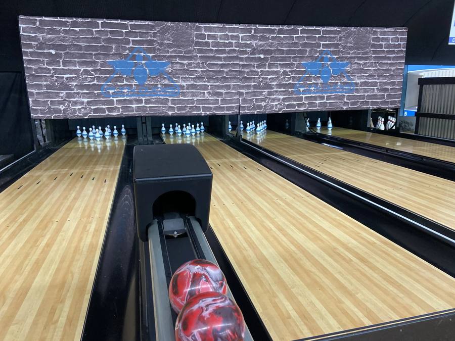 Duckpin lanes with balls in the return
